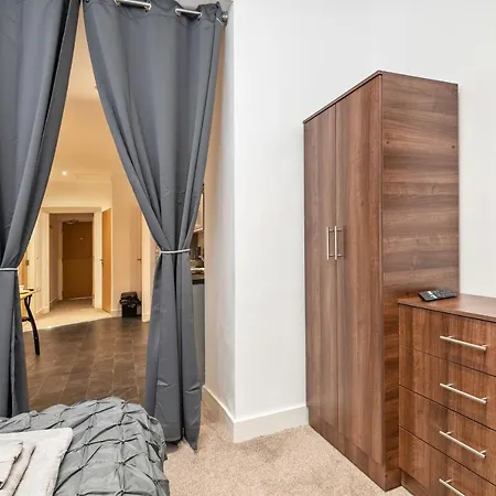 Luxe Central Bradford Apartment *