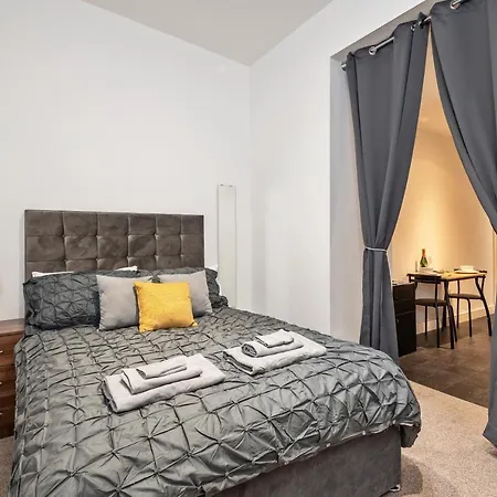 Luxe Central Bradford Apartment